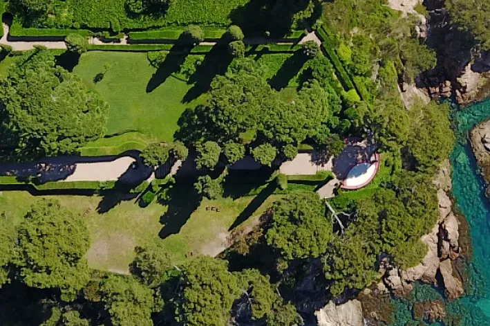 Entdecken Sie die Schönheit der Santa Clotilde Gardens im Frühling