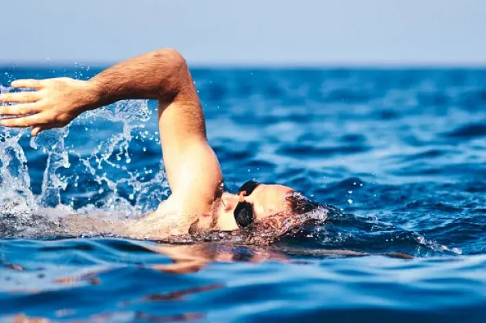 Nehmen Sie an der Yasuji Fusano Überquerung von Lloret de Mar teil