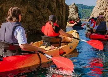Ruta en kayak por los impresionantes acantilados de Lloret de Mar