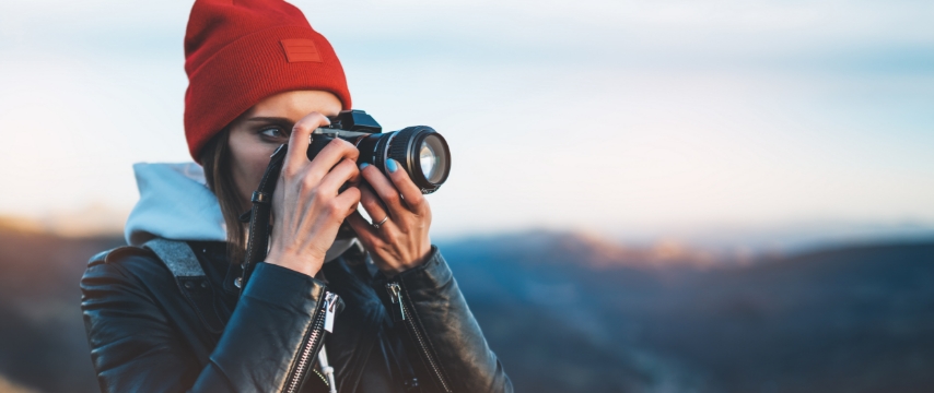 dona fent fotos amb camera fotografica