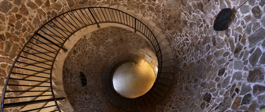 внутренняя лестница замка сант-хоан феналы лорет-де-мар