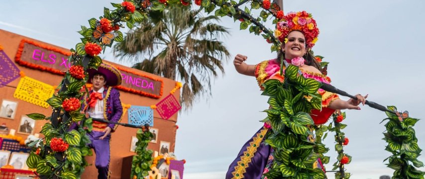 Платформа с костюмами Карнавал на юге Коста-Брава, Ллорет-де-Мар