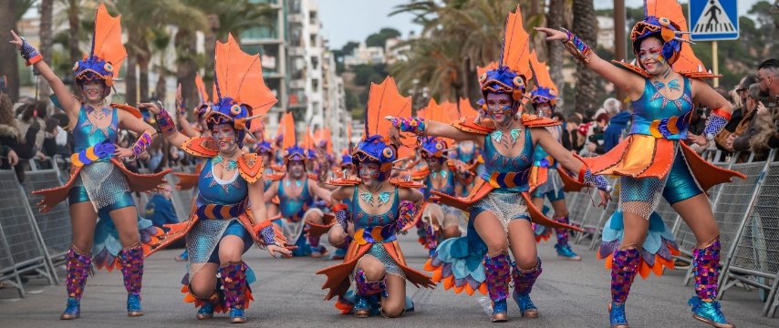 Танцевальная группа в костюмах Карнавал на юге Коста-Брава, Ллорет-де-Мар